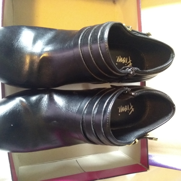 In box fioni heels NWOT - Picture 5 of 6